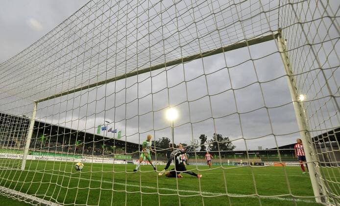 Pernille Harder (Wolfsburg, 22) erzielt Tor gegen Torfrau Andrea Paraluta (Madrid) , Fussball, UEFA Women Champions League, VfL Wolfsburg - Atletico Madrid