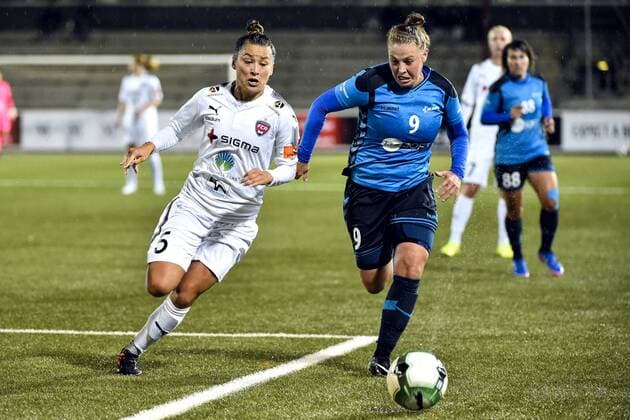 171011 Rosengards Alexandra Lowe Riley och Olimpia Clujs Mihaela Ciolacu under fotbollsmatchen i Champions League mellan Rosengard och Olimpia Cluj den 11 oktober 2017 i Malmö.  Copyright: ChristianxÖrnberg BB171011CO006