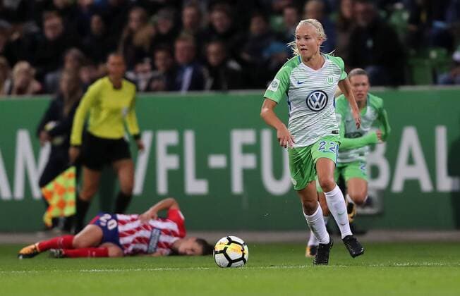 Pernille Harder (VfL Wolfsburg) am Ball