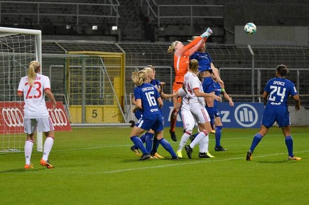 Parade von Hedvig Lindahl (Torwart FC Chelsea), Millie Bright (FC Chelsea) München (Munich), Deutschland (Germany), 11.10.2017, Fussball, UEFA Women s Champions League, FC Bayern München - FC Chelsea,