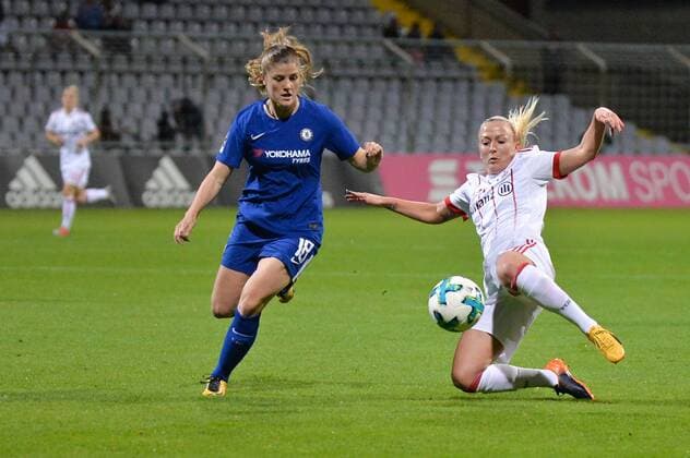 Themen der Woche - SPORT Bilder des Tages - SPORT Mandy Islacker (FC Bayern Muenchen) im Zweikamf mit Maren Mjelde (FC Chelsea) München (Munich), Deutschland (Germany), 11.10.2017, Fussball, UEFA Women s Champions League, FC Bayern München - FC Chelsea,