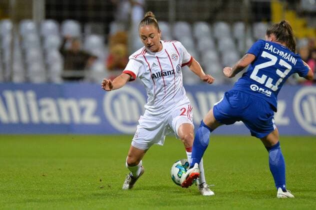 Gina Lewandowski (FC Bayern Muenchen) im Zweoikampf mit Ramona Bachmann (FC Chelsea) München (Munich), Deutschland (Germany), 11.10.2017, Fussball, UEFA Women s Champions League, FC Bayern München - FC Chelsea,