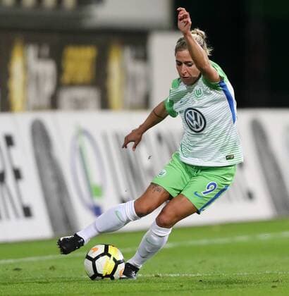 Anna Blaesse (VfL Wolfsburg) am Ball