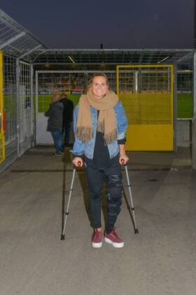 Ex-Bayern-Spielerin Clara Schöne (SC Freiburg) als Gast beim Spiel, auf Krücken nach Meniskus-Operation München (Munich), Deutschland (Germany), 11.10.2017, Fussball, UEFA Women s Champions League, FC Bayern München - FC Chelsea,