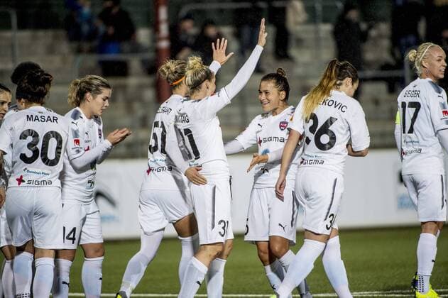 171011 Rosengards Anja Mittag jublar i mitten efter 1-0 med Alexandra Lowe Riley under fotbollsmatchen i Champions League mellan Rosengard och Olimpia Cluj den 11 oktober 2017 i Malmö.  Copyright: ChristianxÖrnberg BB171011CO021