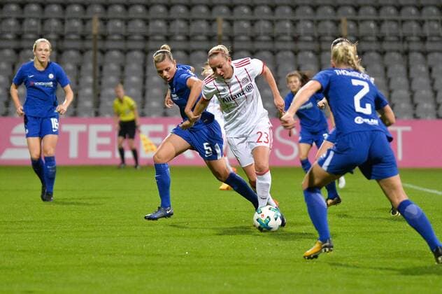 Mandy Islacker (FC Bayern Muenchen) im Strafraum, Gilly Flaherty (FC Chelsea) München (Munich), Deutschland (Germany), 11.10.2017, Fussball, UEFA Women s Champions League, FC Bayern München - FC Chelsea,