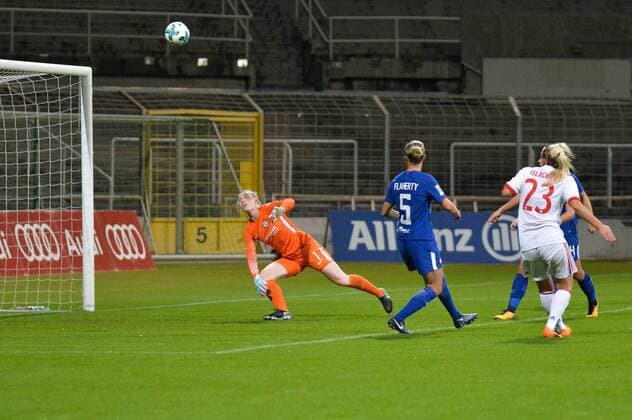 Mandy Islacker (FC Bayern Muenchen) schießt über das Tor, Hedvig Lindahl (Torwart FC Chelsea) weggerutscht München (Munich), Deutschland (Germany), 11.10.2017, Fussball, UEFA Women s Champions League, FC Bayern München - FC Chelsea,