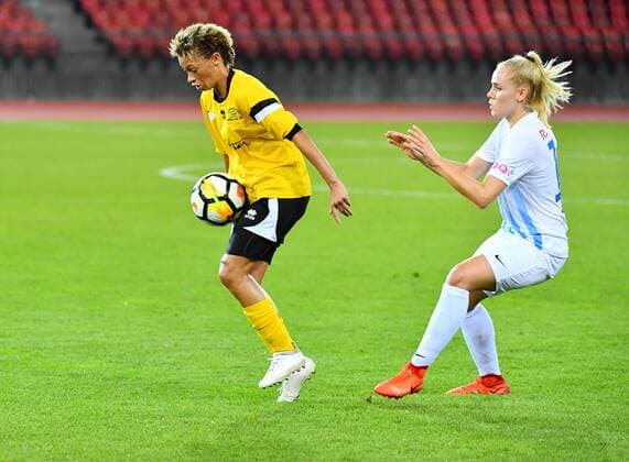 11.10.2017 Zuerich,Schweiz Fussball Frauen Saison 2017 2018 Womens Champions League FC Zuerich - Gintra Universitetas (LTU) Bild zeigt Torschuetzin Zenatha Coleman (Gintra) li.Riana Fischer (FCZ) Aktion Zweikampf Gestik