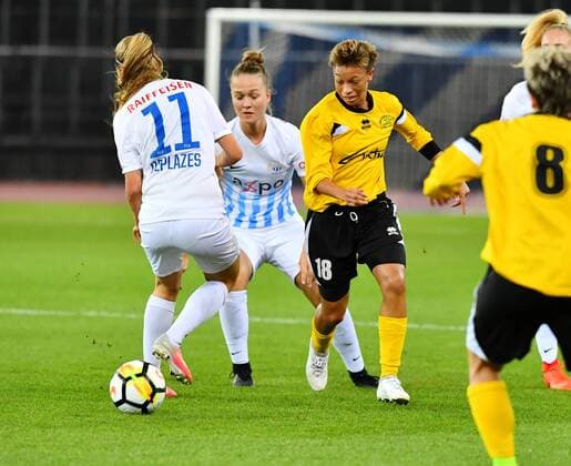 11.10.2017 Zuerich,Schweiz Fussball Frauen Saison 2017 2018 Womens Champions League FC Zuerich - Gintra Universitetas (LTU) Bild zeigt Torschuetzin Zenatha Coleman (Gintra) re. gegen 11 Barla Deplazes (FCZ) Aktion Zweikampf Gestik