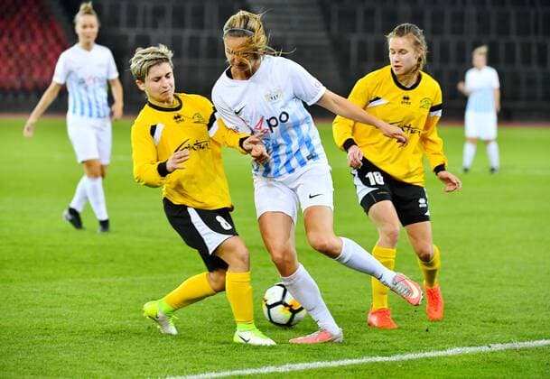 11.10.2017 Zuerich,Schweiz Fussball Frauen Saison 2017 2018 Womens Champions League FC Zuerich - Gintra Universitetas (LTU) Bild zeigt Barla Deplazes (FCZ) gegen 8 Liubou Hudchanka und 10 Ana Alekperoca beider (Gintra) Aktion Gestik