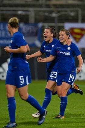 Torjubel nach dem 1:0 durch Fran Kirby (FC Chelsea) beim FC Chelsea: Ramona Bachmann (FC Chelsea), Fran Kirby (FC Chelsea) München (Munich), Deutschland (Germany), 11.10.2017, Fussball, UEFA Women s Champions League, FC Bayern München - FC Chelsea,