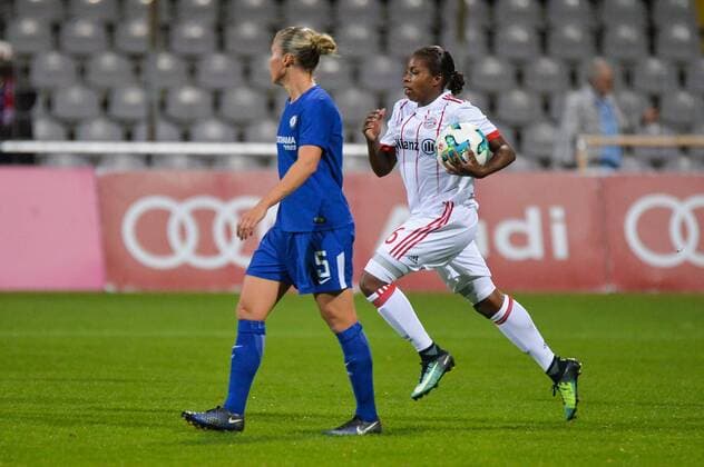 Nach dem 1:1 durch Fridolina Rolfö (FC Bayern Muenchen): Lineth Beerensteyn (FC Bayern Muenchen) eilt mit dem zurück zum Anstoßpunkt. München (Munich), Deutschland (Germany), 11.10.2017, Fussball, UEFA Women s Champions League, FC Bayern München - FC Chelsea,