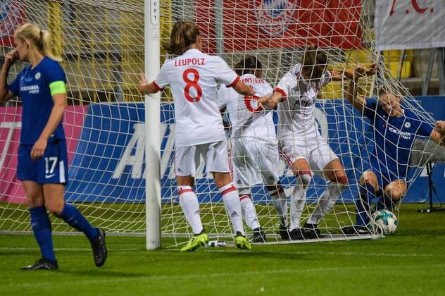 Bilder des Tages - SPORT Führungstreffer des GC Bayern Muenchen durch Lucie Vonkova (FC Bayern Muenchen), Gerangel im Tor, Lucie Vonkova (FC Bayern Muenchen) will den Ball haben München (Munich), Deutschland (Germany), 11.10.2017, Fussball, UEFA Women s Champions League, FC Bayern München - FC Chelsea,