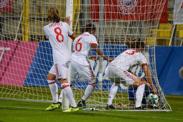 Führungstreffer des GC Bayern Muenchen durch Lucie Vonkova (FC Bayern Muenchen), Gerangel im Tor, Lucie Vonkova (FC Bayern Muenchen) will den Ball haben München (Munich), Deutschland (Germany), 11.10.2017, Fussball, UEFA Women s Champions League, FC Bayern München - FC Chelsea,