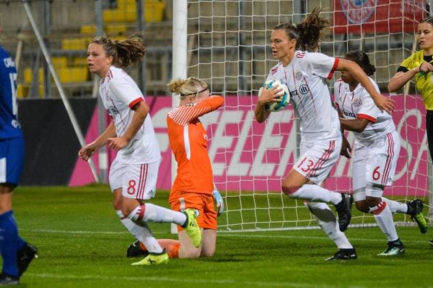 Führungstreffer des GC Bayern Muenchen durch Lucie Vonkova (FC Bayern Muenchen), Lucie Vonkova (FC Bayern Muenchen) mit Ball zurück zum Anstoßpunkt. Deutschland (Germany), 11.10.2017, Fussball, UEFA Women s Champions League, FC Bayern München - FC Chelsea,