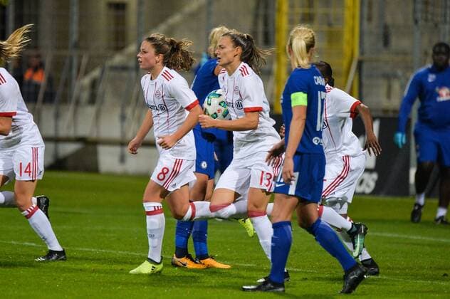 Führungstreffer des GC Bayern Muenchen durch Lucie Vonkova (FC Bayern Muenchen), Lucie Vonkova (FC Bayern Muenchen) mit Ball zurück zum Anstoßpunkt. Deutschland (Germany), 11.10.2017, Fussball, UEFA Women s Champions League, FC Bayern München - FC Chelsea,