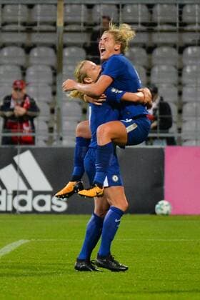 Chapman (Kapitän FC Chelsea) und Millie Bright (FC Chelsea) jubeln nach dem Weiterkommen in der UWCL München (Munich), Deutschland (Germany), 11.10.2017, Fussball, UEFA Women s Champions League, FC Bayern München - FC Chelsea,