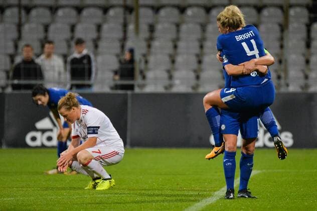 Chapman (Kapitän FC Chelsea) und Millie Bright (FC Chelsea) jubeln nach dem Weiterkommen in der UWCL, am Boden knieend und enttäuscht Melanie Behringer (FC Bayern Muenchen, Mel Behringer) München (Munich), Deutschland (Germany), 11.10.2017, Fussball, UEFA Women s Champions League, FC Bayern München - FC Chelsea,