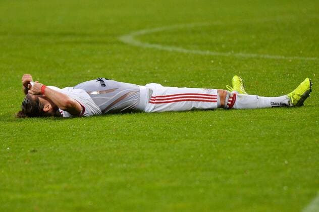 Simone Laudehr (FC Bayern Muenchen) enttäuscht, frustiert, weinend, deprimiert am Boden liegend nach dem Ausscheiden in der UWCL München (Munich), Deutschland (Germany), 11.10.2017, Fussball, UEFA Women s Champions League, FC Bayern München - FC Chelsea,