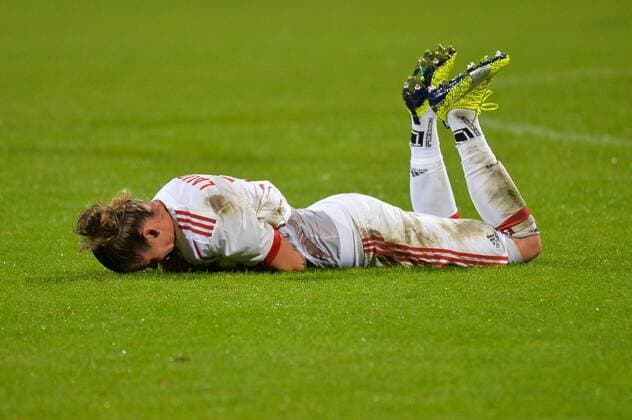 Simone Laudehr (FC Bayern Muenchen) enttäuscht, frustiert, weinend, deprimiert am Boden liegend nach dem Ausscheiden in der UWCL München (Munich), Deutschland (Germany), 11.10.2017, Fussball, UEFA Women s Champions League, FC Bayern München - FC Chelsea,