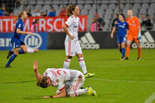 Simone Laudehr (FC Bayern Muenchen) enttäuscht, frustiert, weinend, deprimiert am Boden liegend nach dem Ausscheiden in der UWCL, dahinter Melanie Leupolz (FC Bayern Muenchen, Melli Leupolz) München (Munich), Deutschland (Germany), 11.10.2017, Fussball, UEFA Women s Champions League, FC Bayern München - FC Chelsea,