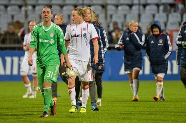 Manuela Zinsberger (Torwart FC Bayern Muenchen, Manu Zinsberger) enttäuscht, frustriert, weinend München (Munich), Deutschland (Germany), 11.10.2017, Fussball, UEFA Women s Champions League, FC Bayern München - FC Chelsea,