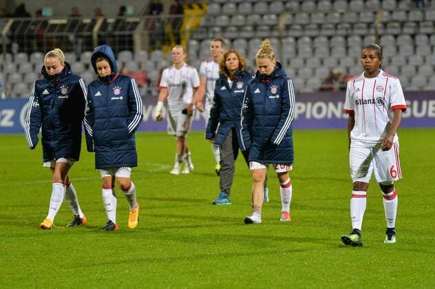 Mandy Islacker (FC Bayern Muenchen), Nicole Rolser (FC Bayern Muenchen), Leonie Maier (FC Bayern Muenchen, Leo Maier) Lineth Beerensteyn (FC Bayern Muenchen) enttäuscht, frustriert, weinend München (Munich), Deutschland (Germany), 11.10.2017, Fussball, UEFA Women s Champions League, FC Bayern München - FC Chelsea,