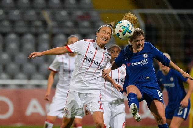 Gina Lewandowski (FC Bayern Muenchen) im Zweikampf mit Maren Mjelde (FC Chelsea) München (Munich), Deutschland (Germany), 11.10.2017, Fussball, UEFA Women s Champions League, FC Bayern München - FC Chelsea,