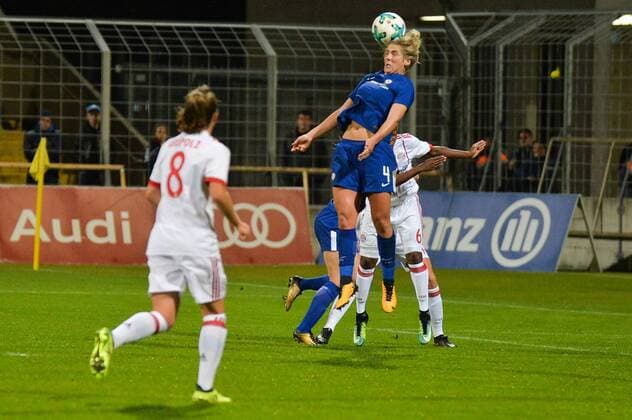 Millie Bright (FC Chelsea) klärt vor Lineth Beerensteyn FC Bayern München) München (Munich), Deutschland (Germany), 11.10.2017, Fussball, UEFA Women s Champions League, FC Bayern München - FC Chelsea,