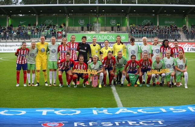 Wolfsburg vs Atletico Madrid, CL Frauen Wolfsburg, Deutschland 11.10.2017, FUßBALL - VfL Wolfsburg vs Atletico Madrid, 1 32 Finale, UEFA Frauen Champions League, Saison 2017-18. Bild zeigt: VfL und Atletico Mannschaften vor dem Spiel Wolfsburg