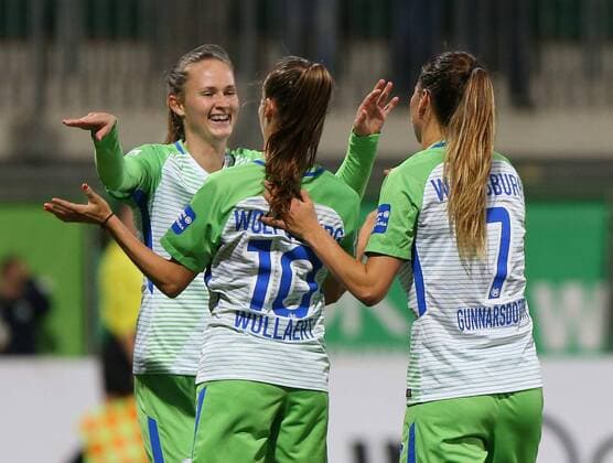 Wolfsburg vs Atletico Madrid, CL Frauen Wolfsburg, Deutschland 11.10.2017, FUßBALL - VfL Wolfsburg vs Atletico Madrid, 1 32 Finale, UEFA Frauen Champions League, Saison 2017-18. Bild zeigt: Caroline Graham Hansen (VfL Wolfsburg) jubelt mit der Mannschaft nach ihrem Tor Wolfsburg