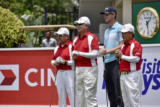 Bilder des Tages - SPORT October 11, 2017 - Kuala Lumpur, Malaysia - Prime Minister of Malaysia Najib Razak (C) and Thomas Pieters (2nd R) of Belgium pose for photo during during the PRO-AM day of the CIMB Classic 2017 at TPC Kuala Lumpur on October 11, 2017 in Kuala Lumpur, Malaysia. 2017 CIMB Classic: Pro Am  - ZUMAn230 20171011_zaa_n230_154 Copyright: xChrisxJungx