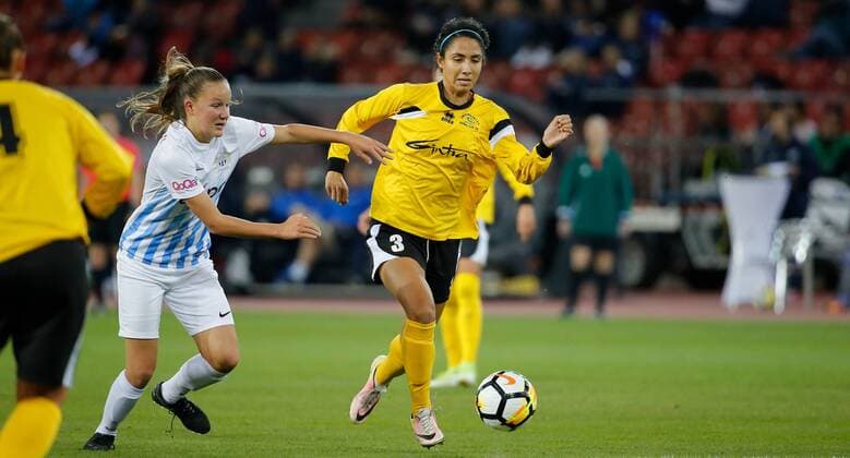 11.10.2017 Letzigrund Stadion Zürich , SCHWEIZ , Saison 2017 2018 UEFA Women Champions League 1 16 Final FC Zürich - Gintra Universitetas Malin Gut (li,FC Zürich) gegen Christina Murrilo (Gintra)