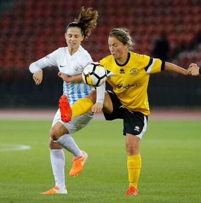 Bilder des Tages - SPORT 11.10.2017 Letzigrund Stadion Zürich , SCHWEIZ , Saison 2017 2018 UEFA Women Champions League 1 16 Final FC Zürich - Gintra Universitetas Fabienne Humm (li,FC Zürich) gegen Jelena Cubrilo (Gintra)