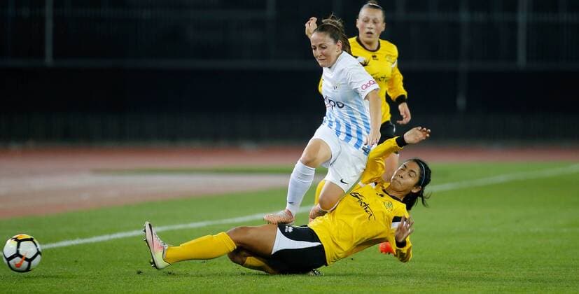 11.10.2017 Letzigrund Stadion Zürich , SCHWEIZ , Saison 2017 2018 UEFA Women Champions League 1 16 Final FC Zürich - Gintra Universitetas Martina Moser (li,FC Zürich) gegen Christina Murrilo (Gintra)