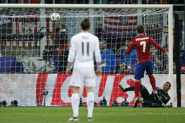 MILAAN, 28-05-2016 , Stadion San Siro , seizoen 2015 2016 , Champions League Finale Real Madrid - Atletico Madrid. Real-keeper Keylor Navas ziet de penalty van Antoine Griezmann tegen de lat gaan. Real Madrid - Atletico Madrid