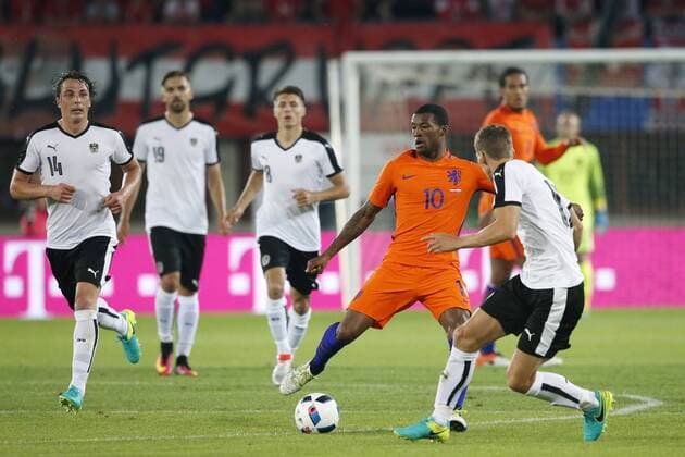 WENEN, 04-06-2016 , Ernst Happelstadion oefeninterland Oostenrijk - Nederland 0-2. Georginio Wijnaldum omringt door vier Oostenrijkers oostenrijk - nederland