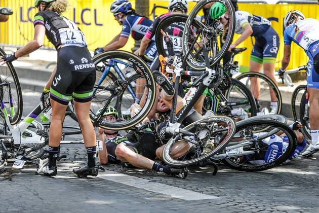 Parijs- 24-07-2016, wielrennen, La Course, vrouwen, vandaag werd voorafgaande aan de binnenkomst van de 103e editie van de Tour de France Lacourse verreden. lacourse is de vrouwenwedstrijd op de Champs-Elysees. Ook dit jaar kende de wedstrijd weer veel valpartijen. La Course 2016