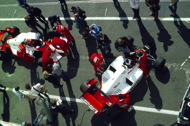 Großer Preis von Belgien 1984 die McLaren MP4 2 mit Motor TAG Porsche 1,5V6t von Niki Lauda und Alain Prost vor dem Rennen in dem beide mit Motorschaden aufgeben mußten trotzdem kam es am Saisonende zu einem Doppelsie denn Lauda wurde Weltmeister und Alain Pros wurde Zweiter *** grand Prize from Belgium 1984 The McLaren MP4 2 with Engine Day Porsche 1 from Niki Lauda and Alain Cheers before the Race in the both with Engine damage abandon had nevertheless came it at The end of the season to a to it Lauda was World Champion and Alain Pros was second
