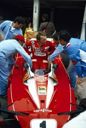 Niki Lauda steigt am 01.08.1976 ein in den Ferrari 312T2 um am Großen Preis von Deutschland teilzunehmen bei dem er aber am 01.08.1976 in der 2. Runde seinen schweren Unfall erleiden muß der ihn dann für sein späteres Leben zeichnet HIER bespricht er sich noch zuversichtlich mit seinen Mechanikern und Ferrari-Cefdesigner Mauro Forghieri vorne rechts *** Niki Lauda increases at 01 08 1976 a in the Ferrari 312T2 to at grand Prize from Germany participate at the he but at 01 08 1976 in the 2 Round his serious Accident suffer must the him then for be Life characterized here discusses he to yet confident with his Mechanics and Ferrari Mauro Forghieri front right