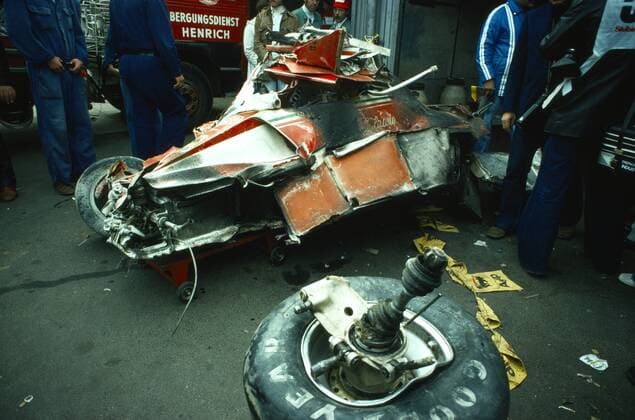 Niki Lauda ist in der 2.Runde des GP Deutschland auf dem Nürburgring schwer verunglückt dies sind die Reste des Autos die Reste wurden zurück an die Boxen gebracht *** Niki Lauda is in the 2 Round the GP Germany on the Nürburgring heavy accident this are The Remains the Cars The Remains were back to The boxing brought