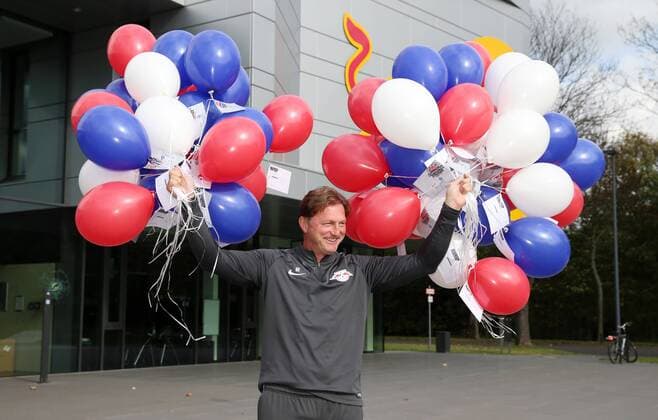 RBLeipzig - PK Fussball 1.BL Leipzig, 13.10.2017, RBL - Akademie, Fussball, 1.Bundesliga, , RB Leipzig , Im Bild: Ticketgewinnaktion. Trainer Ralph Hasenhüttl Hasenhuettl (RB Leipzig) lässt Ballons mit Gewinnkarten für das Champions League Spiel vs. FC Porto steigen. ,