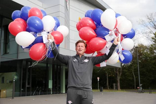 RBLeipzig - PK Fussball 1.BL Leipzig, 13.10.2017, RBL - Akademie, Fussball, 1.Bundesliga, , RB Leipzig , Im Bild: Ticketgewinnaktion. Trainer Ralph Hasenhüttl Hasenhuettl (RB Leipzig) lässt Ballons mit Gewinnkarten für das Champions League Spiel vs. FC Porto steigen. ,