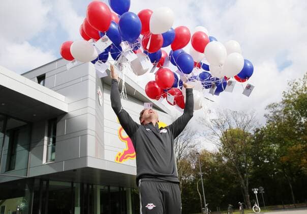 RBLeipzig - PK Fussball 1.BL Leipzig, 13.10.2017, RBL - Akademie, Fussball, 1.Bundesliga, , RB Leipzig , Im Bild: Ticketgewinnaktion. Trainer Ralph Hasenhüttl Hasenhuettl (RB Leipzig) lässt Ballons mit Gewinnkarten für das Champions League Spiel vs. FC Porto steigen. ,