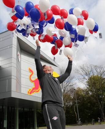 RBLeipzig - PK Fussball 1.BL Leipzig, 13.10.2017, RBL - Akademie, Fussball, 1.Bundesliga, , RB Leipzig , Im Bild: Ticketgewinnaktion. Trainer Ralph Hasenhüttl Hasenhuettl (RB Leipzig) lässt Ballons mit Gewinnkarten für das Champions League Spiel vs. FC Porto steigen. ,