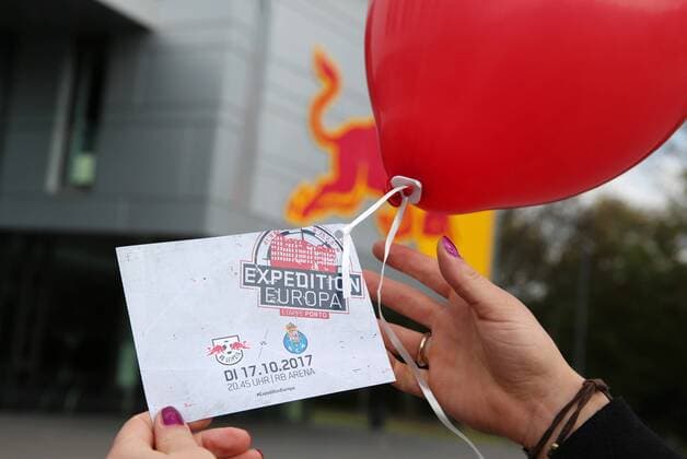 RBLeipzig - PK Fussball 1.BL Leipzig, 13.10.2017, RBL - Akademie, Fussball, 1.Bundesliga, , RB Leipzig , Im Bild: Ticketgewinnaktion. RB lässt Ballons mit Gewinnkarten für das Champions League Spiel vs. FC Porto steigen. ,