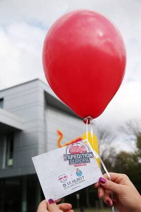 RBLeipzig - PK Fussball 1.BL Leipzig, 13.10.2017, RBL - Akademie, Fussball, 1.Bundesliga, , RB Leipzig , Im Bild: Ticketgewinnaktion. RB lässt Ballons mit Gewinnkarten für das Champions League Spiel vs. FC Porto steigen. ,