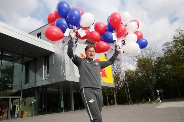 RBLeipzig - PK Fussball 1.BL Leipzig, 13.10.2017, RBL - Akademie, Fussball, 1.Bundesliga, , RB Leipzig , Im Bild: Ticketgewinnaktion. Trainer Ralph Hasenhüttl Hasenhuettl (RB Leipzig) lässt Ballons mit Gewinnkarten für das Champions League Spiel vs. FC Porto steigen. ,