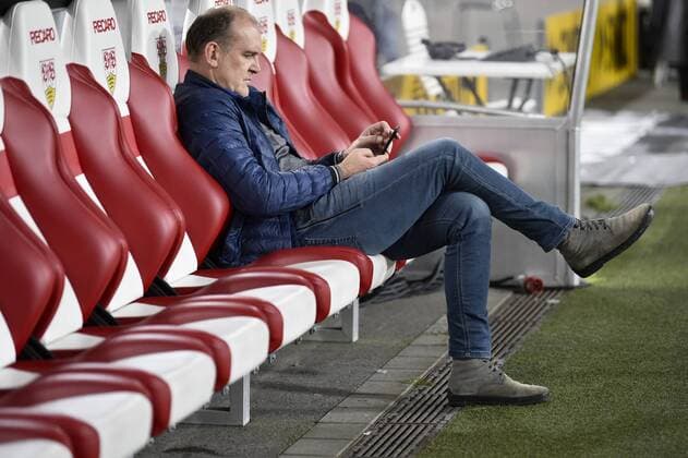 Vor dem Spiel: Manager Geschäftsführer Jörg Schmadtke 1. FC Köln nachdenklich auf Ersatzbank VfB Stuttgart vs 1. FC Köln Koeln 13.10.2017 VfB Stuttgart vs 1. FC Köln Koeln