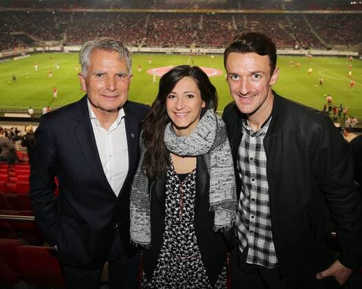 VfB Stuttgart - 1. FC Köln Deutschland, Stuttgart, 13.10.2017, Fussball, Bundesliga, Saison 2017 2018, 8. Spieltag, VfB Stuttgart - 1. FC Köln: v.l. Wolfgang Dietrich (Präsident VfB Stuttgart), Christian Gentner (VfB Stuttgart) mit Frau Verena.